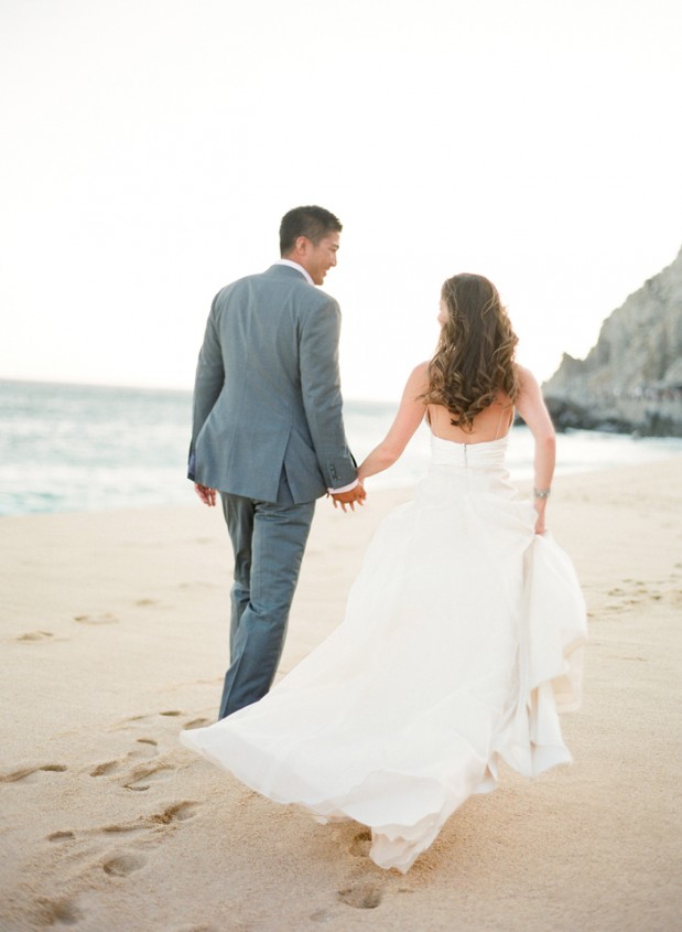 Romantic Beach Engagement Photo Outfits Ideas