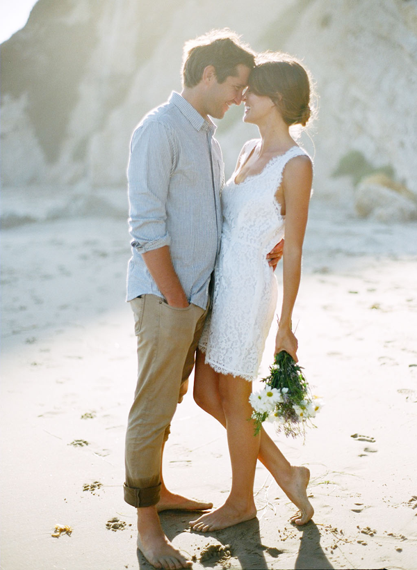 Simple Beach Engagement Photo Outfits Ideas